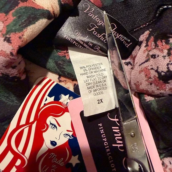 Pinup Couture PUG Amalie Dress In Dark Bella Roses Size 2XL NWT *flaw* - Picture 6 of 10